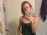 Blonde minuscule adolescente jouer avec la chatte