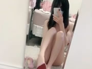 fille asiatique selfie utilisant des talons hauts sa chatte