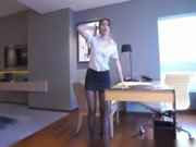 Secrétaire en uniforme de soie noire modèle chinois à l’hôtel