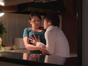 Une femme japonaise fait l'amour avec l'ami de son fils