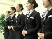 L’hôtesse de l’air du Japon démontre des procédures de RCR appropriées