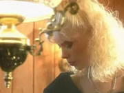 La beauté blonde et l’homme apprécient le plaisir sexuel